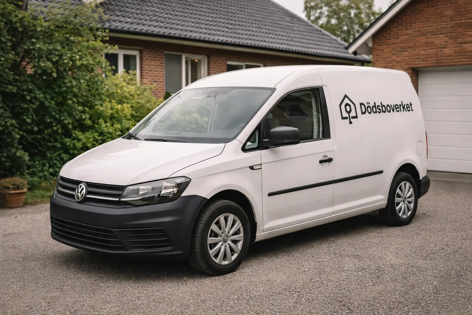 Vit servicebil från Dödsboverket parkerad vid en villa.
