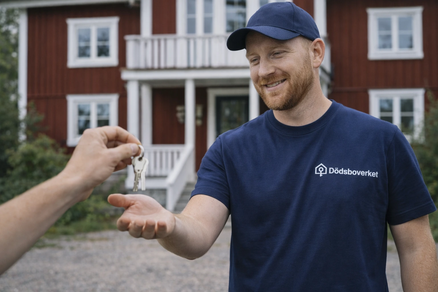 Medarbetare från Dödsboverket tar emot nycklarna till en dödsbobostad.
