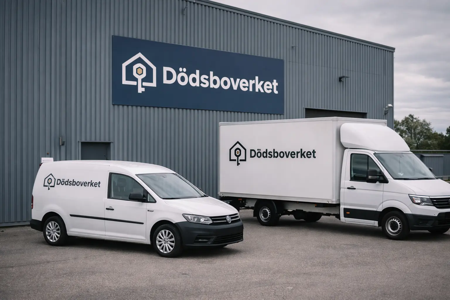 Dödsboverkets fasadskylt vid lastbrygga med transportfordon