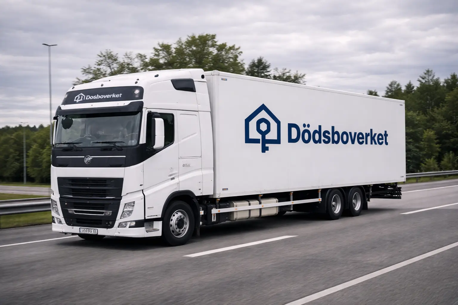 Lastbil från Dödsboverket på motorvägen – vi arbetar rikstäckande i hela Sverige.