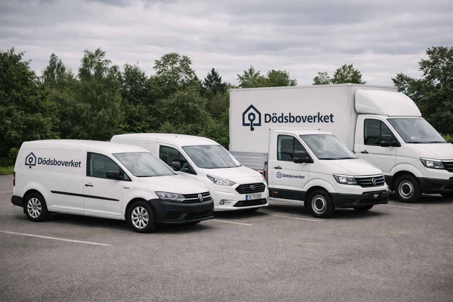 Transportfordon med Dödsboverkets logotyp uppställda inför dagens uppdrag